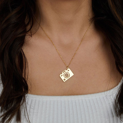 Silver Necklace with an Elegant Camera that Captures Your Passion for Photography - N2100