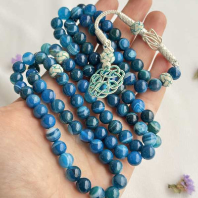 حجر العقيق الازرق الطبيعي في سبحة مكونة من 99 حبة بقياس 8 مم مع كركوشة فضة طرابزونية عيار 1000