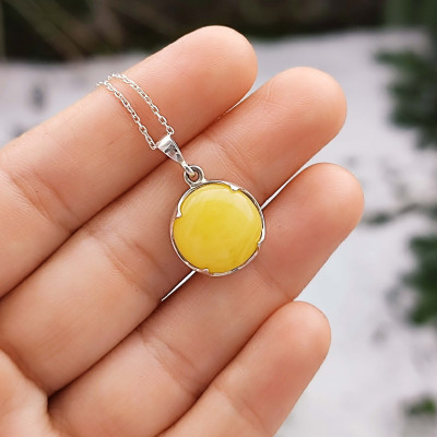 الكهرمان البلطيقي الطبيعي النادر في قلادة ملكية من الفضة الاسترليني عيار 925