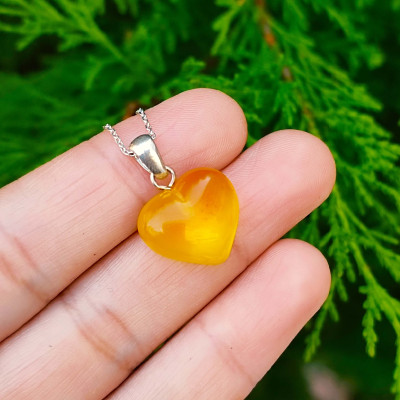 الكهرمان البلطيقي الطبيعي النادر في قلادة ملكية بتصميم القلب من الفضة الاسترليني عيار 925