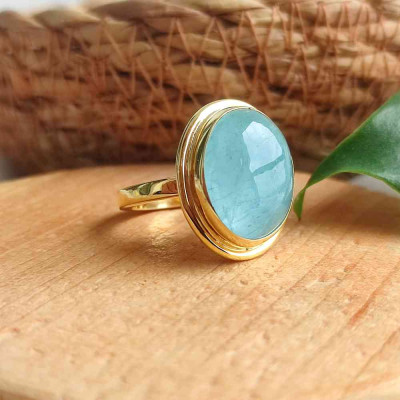 حجر الأكوامارين الطبيعي في خاتم من الفضة الاسترليني المطلية بماء الذهب