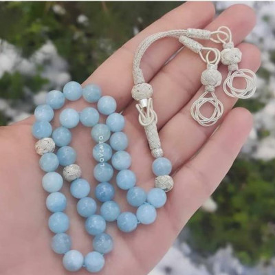 حجر الاكوامارين الطبيعي في سبحة مكونة من 33حبة بقياس 8 مم مع كركوشة فضة طرابزونية عيار 1000