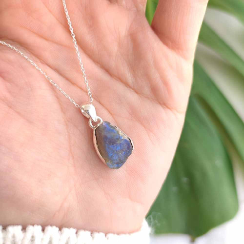 925 Silver Labradorite Stone Pendant - Raw Shape 925 Silver Labradorite Stone Pendant - Raw Shape