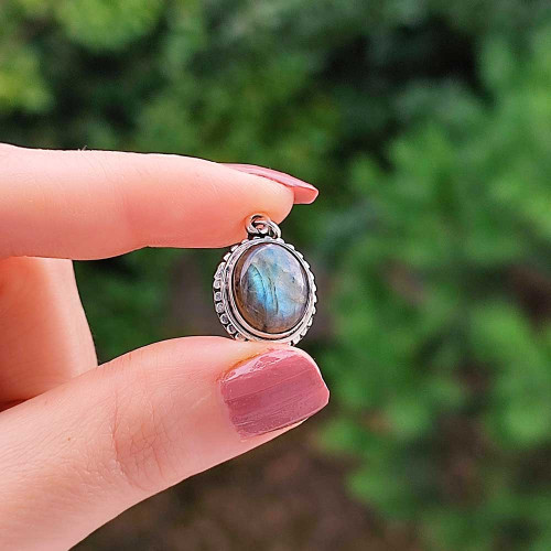 925 Silver Labradorite Stone Pendant - Oval Shape 925 Silver Labradorite Stone Pendant - Oval Shape