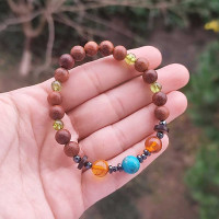 اسورة خشب الورد الطبيعي مع أحجار الزبرجد والفيروز الطبيعي و الكهرمان و فواصل ناعمة من حجر الهيماتايت