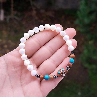 اسورة ملكية من حجر الصدف 7 ملم مع الفيروز الطبيعي و خشب الكوك وفي المنتصف خشب الكوك مطعّم بالفيروز وقشر العاج