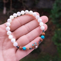 اسورة ملكية من حجر الصدف 7 ملم مع الفيروز الطبيعي و خشب الكوك وفي المنتصف خشب الكوك مطعّم بالفيروز وقشر العاج