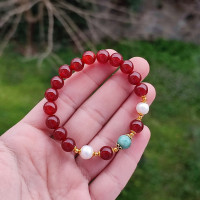 اسورة ملكية من حجر العقيق الاحمر الطبيعي 8 ملم مع الزمرد النادر و اللؤلؤ الطبيعي الزراعي بفاصلات فضة استرليني عيار 925