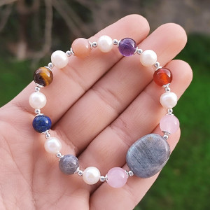 أسورة مصممة من اللؤلؤ الزراعي الطبيعي و أنواع مختلفة من الأحجار الطبيعية بفواصل فضة استرليني عيار 925