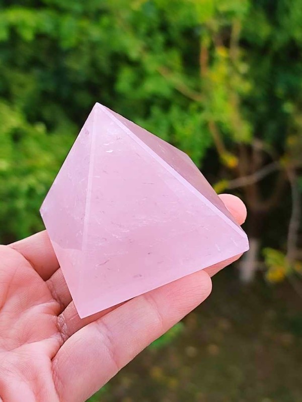 Pembe kuvars Taşından Piramit