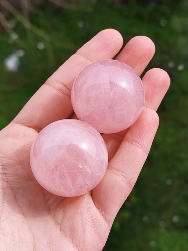 Pembe kuvars Küre Şekilde