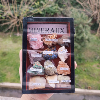 بوكس الأحجار الخام الصغير - يحتوي على 12 نوع حجر طبيعي مختلف