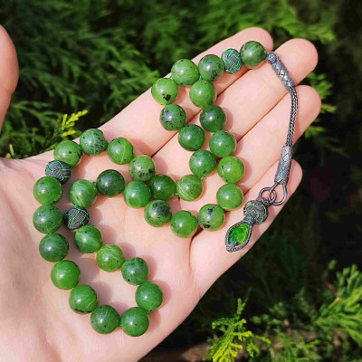 حجر اليشم الكندي الطبيعي في سبحة مكونة من 33 حبة بقياس 10 مم مع كركوشة فضة طرابزونية عيار 1000