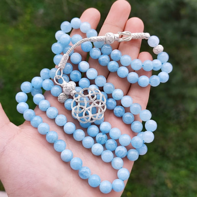 حجر الاكوامارين الطبيعي في سبحة مكونة من 99 حبة بقياس 8 مم مع كركوشة فضة طرابزونية عيار 1000