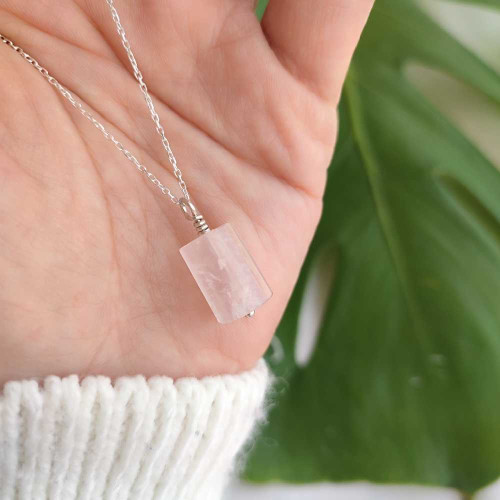 925 Silver Natural Rose Quartz Stone Pendant - Crescent Shape 925 Silver Natural Rose Quartz Stone Pendant - Crescent Shape