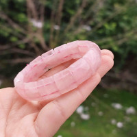 أسورة مميزة من حجر الروز كوارتز الطبيعي