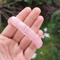 أسورة مميزة من حجر الروز كوارتز الطبيعي