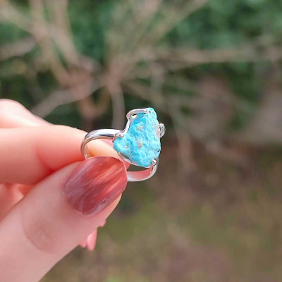 الفيروز الطبيعي بشكله الخام على شكل خاتم فضة عيار 925