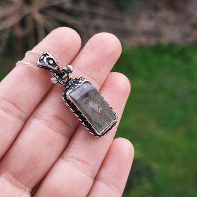 حجر الأكوامارين الاخضر الطبيعي في قلادة من الفضة الأصلية عيار 925